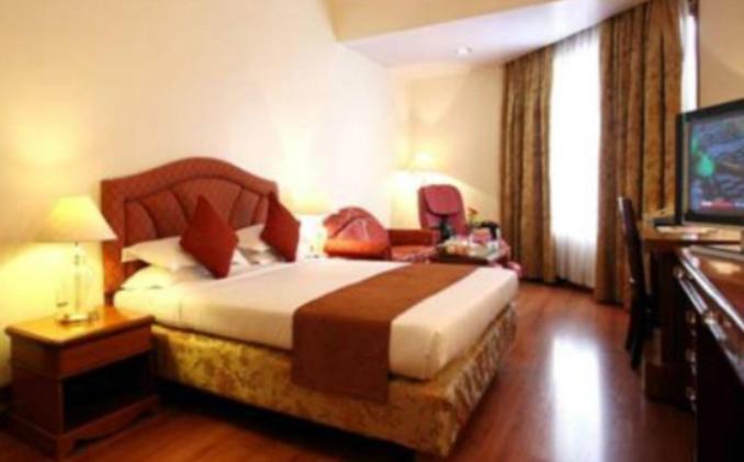 The Capitol Hotel Bangalore Room photo